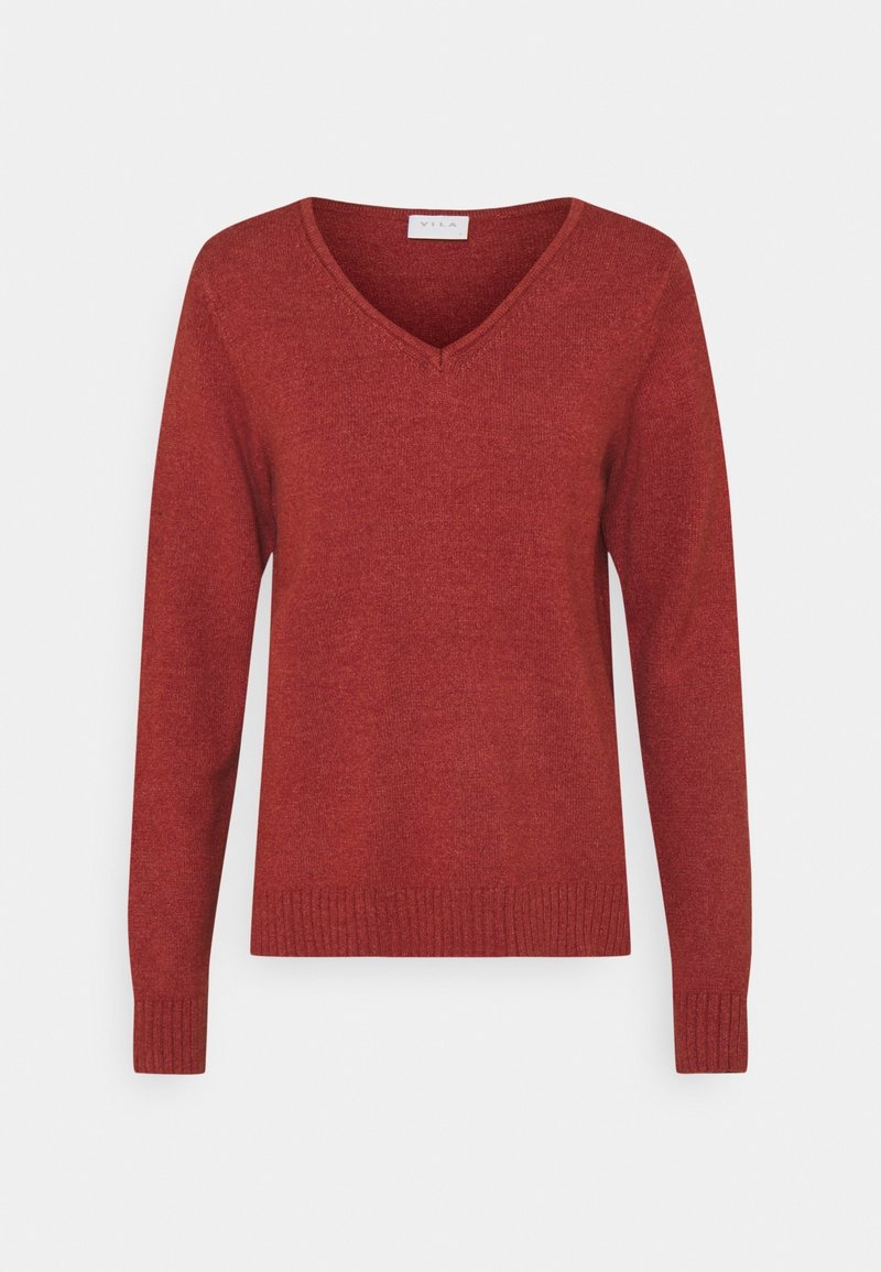 Pull rouge rouille à manches longues avec col en V et poignets et bas-côtes, présenté sur un fond blanc uni.