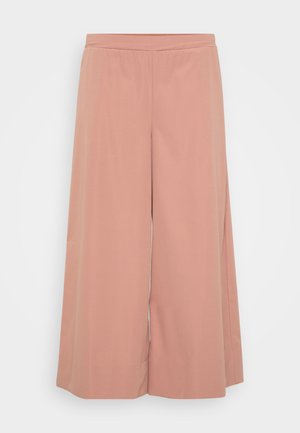 Pantaloni roz cu picioare largi, dintr-un material moale, cu un brâu elastic, textură netedă și un design lejer, fluid.