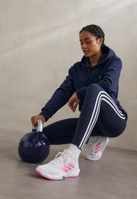 adidas Performance AMPLIMOVE - Zapatillas de entrenamiento - footwear white/lucid pink/grey