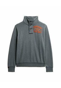 Sudadera gris con un alto cuello, tres botones y texto bordado en naranja. Textura suave con puños y dobladillo acanalados.