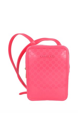 Bolso bandolera rectangular de color rosa brillante con patrón hexagonal y logo en relieve "petite jolie", con una correa larga y cierre de cremallera.