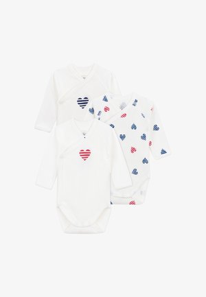 Tres bodies para bebé en algodón blanco, con mangas largas. Uno tiene un corazón a rayas en azul marino sólido, otro presenta un corazón a rayas rojas, y el último tiene pequeños corazones rojos y azules marino en un patrón.