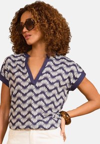 REGULAR FIT - V-NECK  - Triko s potiskem - navy and white petal wave print