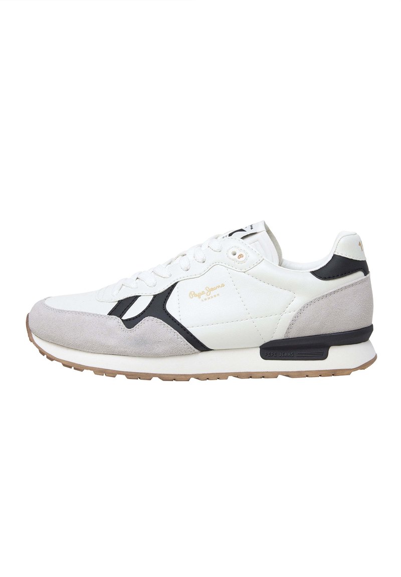 Zapatillas deportivas con una parte superior de cuero blanco, acentos de gamuza gris y una franja lateral negra. Presentan una lengüeta acolchada, diseño con cordones y suela de goma.