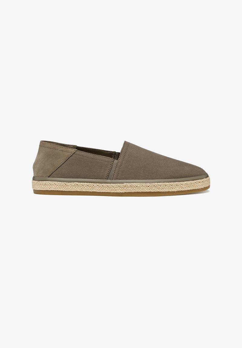 Chaussures à enfiler en toile marron clair avec un talon en daim texturé et une semelle intermédiaire en jute tressé, dotées d'un bout arrondi et de coutures minimales.