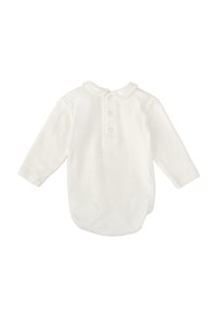 Camisa blanca de algodón de manga larga con cuello redondo, tapeta de tres botones en la parte posterior y una textura suave y lisa.