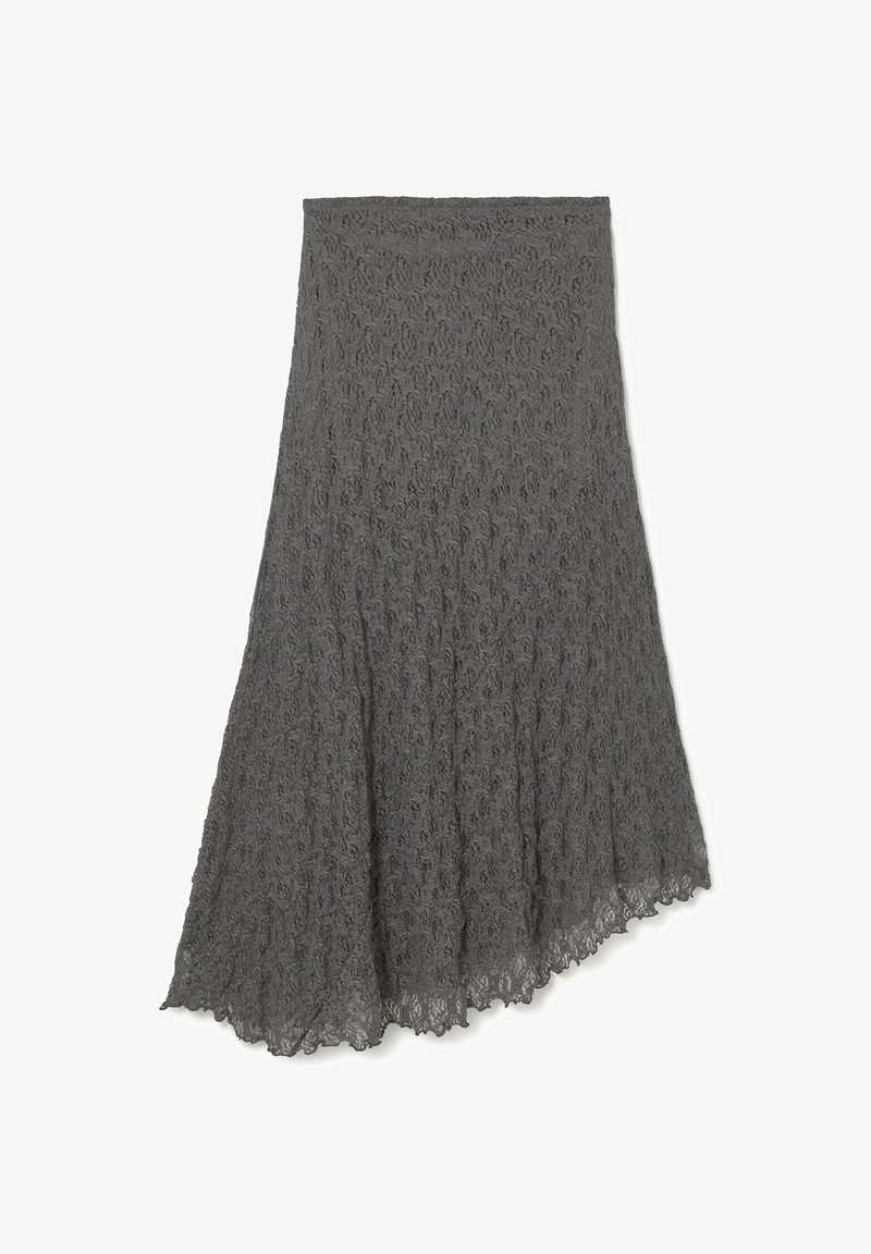 Falda de encaje gris con un dobladillo asimétrico. Presenta un patrón floral texturizado y una cinturilla ajustada para un diseño fluido.