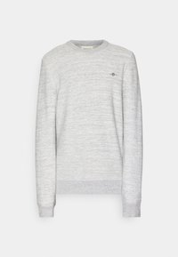 Sweatshirt en maille gris clair avec des manches longues, col rond, poignets et bas côtelés. Logo discret sur la zone de la poitrine gauche. Texture douce.