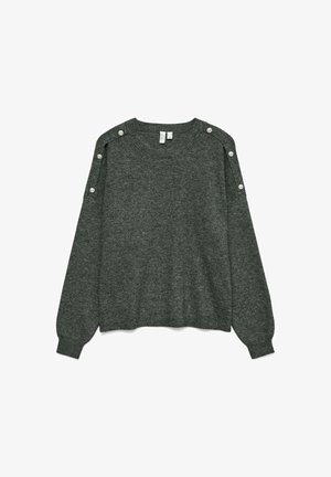 Pull gris foncé en tissu tricoté doux, doté de manches longues, d'un col rond et de boutons décoratifs sur les coutures des épaules.