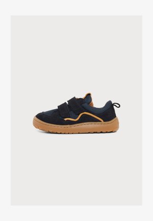 Czarno-brązowy dziecięcy sneaker z dwoma paskami na rzepy i teksturowaną gumową podeszwą, pokazany z boku na jednolitym tle.