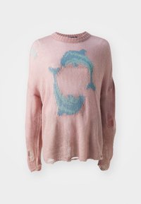 Pull en tricot rose à tissage lâche, avec un motif de dauphin bleu et plusieurs trous usés sur tout le vêtement.