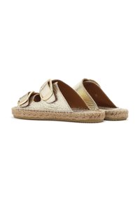 Gouden metallic espadrille-sandalen met dubbele gespen en gevlochten jute zolen. Open ontwerp en gladde textuur.