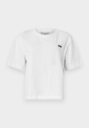 Wit katoenen T-shirt met korte mouwen, ronde halslijn en een klein zwart logolabel aan de linker bovenkant. Soepele textuur, losse pasvorm.