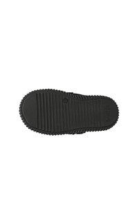 Schwarze Sandalensohle mit strukturierten Oberflächen. Verfügt über gerippte Muster und abgerundete Kanten. Hergestellt aus Gummi, ausgelegt für Grip und Traktion.