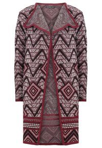 Lång cardigan i burgundy, grått och svart. Har geometriska mönster, öppen front och vida ärmar. Tillverkad av strukturerad stickad tyg.