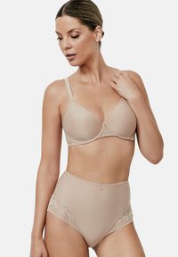 Ensemble de soutien-gorge beige et culotte taille haute en tissu lisse avec des accents en dentelle, présentant des bretelles ajustables et une conception couvrante.