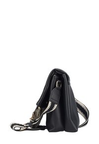 Borsa in pelle nera con finitura testurizzata, dotata di una tracolla a motivo in bianco e nero, due scomparti e dettagli in metallo dorato.