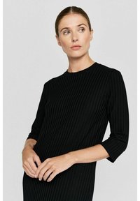 Schwarzes, geripptes Kleid mit rundem Ausschnitt und drei Viertelärmeln, das eine figurbetonte Silhouette und eine glatte Textur aufweist. Keine sichtbaren Muster oder Akzente.