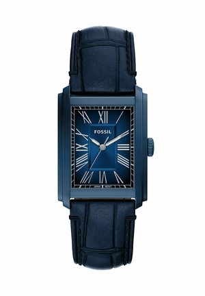 Rektangulært blåt Fossil armbåndsur med læderrem, sølvfarvede romertal og tre visere, der viser klokken 10:10:36.