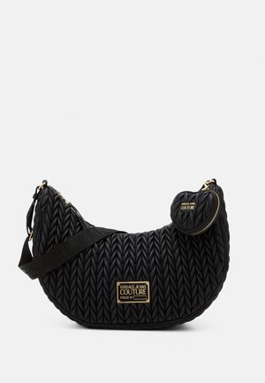 Czarna pikowana torba na ramię Versace Jeans Couture o dużym zakrzywionym kształcie, z małą przyczepioną okrągłą saszetką, złotymi okuciami i regulowanym paskiem.