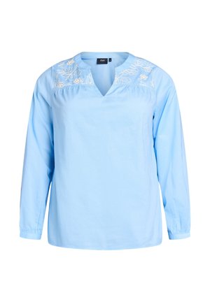 lichtblauwe blouse met lange mouwen, V-hals en bloemenborduursel langs de halslijn. Gemaakt van zachte stof, heeft een losse pasvorm.