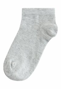 Lichtgrijze enkelsok met geribbelde boord, gladde textuur en subtiel breipatroon.