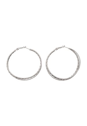 Pár středně velkých stříbrných kruhových náušnic s krouceným texturovaným vzorem a zapínáním na panty na bílém pozadí.