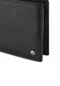 Crni kožni novčanik s teksturiranom površinom, preklopni dizajn, vidljive šavove i srebrni logo akcenat blizu ivice.