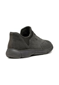 Scarpe in camoscio grigio con tomaia tessurizzata, suola in gomma e pannelli laterali elastici per una facile calzata. Presentano un colletto imbottito per il comfort.