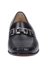 Mocassins en cuir noir avec un bout arrondi, ornés d'une chaîne en argent à l'avant et de coutures texturées autour du contour.