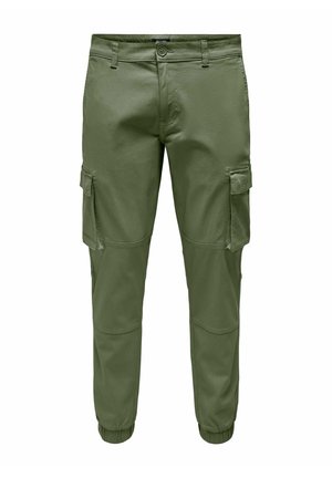 Pantalones cargo verde oliva con un corte ajustado, múltiples bolsillos laterales, puños elásticos y una suave tela de mezcla de algodón.
