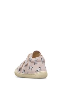 Chaussure pour tout-petit rose avec semelle beige, ornée d'un motif de visages de renards gris et blancs, et d'une sangle Velcro, vue depuis le côté arrière droit.