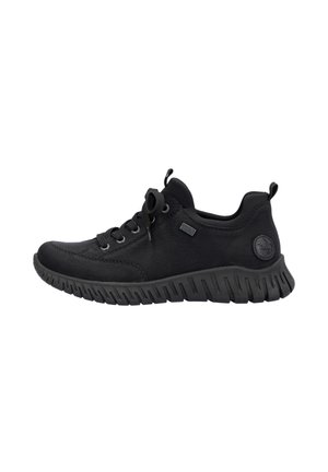 Baskets noires en matériau synthétique texturé, avec un bout arrondi, un système de laçage et une semelle en caoutchouc flexible avec un motif de semelle distinct.