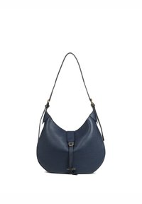 Donkerblauwe leren schoudertas met een gebogen silhouet, voorzien van een centrale riem, goudkleurige accenten en een gestructureerde afwerking.