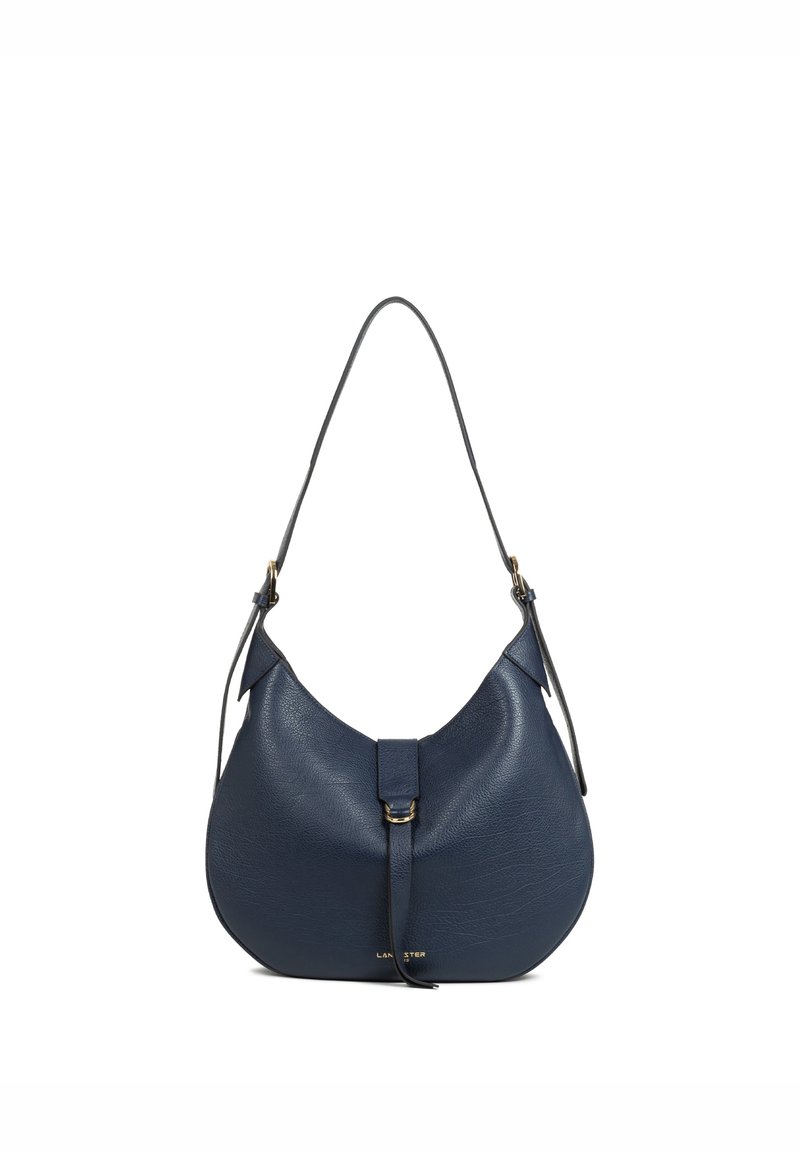 Donkerblauwe leren schoudertas met een gebogen silhouet, voorzien van een centrale riem, goudkleurige accenten en een gestructureerde afwerking.