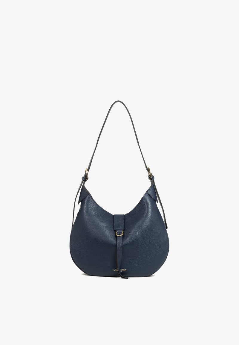 Donkerblauwe leren schoudertas met een gebogen silhouet, voorzien van een centrale riem, goudkleurige accenten en een gestructureerde afwerking.