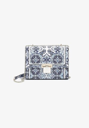 Sac à bandoulière présentant un motif floral bleu et blanc, un fermoir argenté et une bandoulière en chaîne. Matériau texturé avec des accents décoratifs.