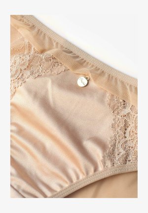 Naga koronkowa bielizna wykonana z miękkiego satynu i przezroczystych elementów koronkowych. Posiada małą metalową metkę oraz marszczenia dla eleganckiego wykończenia.