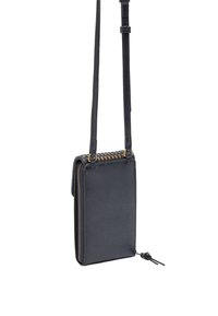 Czarna skórzana torba na ramię z zamkiem błyskawicznym, regulowanym paskiem i złotymi elementami. Prostokątny kształt o gładkiej fakturze.