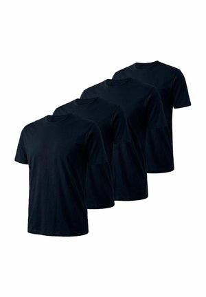 Mann trägt ein schlichtes marineblaues T-Shirt mit kurzen Ärmeln und passende Hose, steht vor einem neutral grauen Hintergrund.