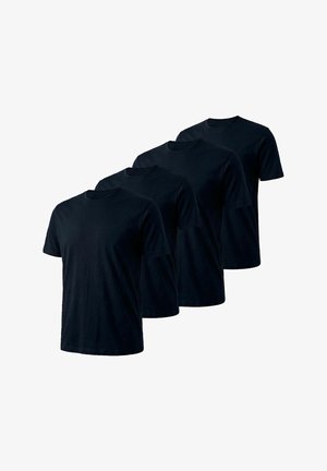 Mann trägt ein schlichtes marineblaues T-Shirt mit kurzen Ärmeln und passende Hose, steht vor einem neutral grauen Hintergrund.