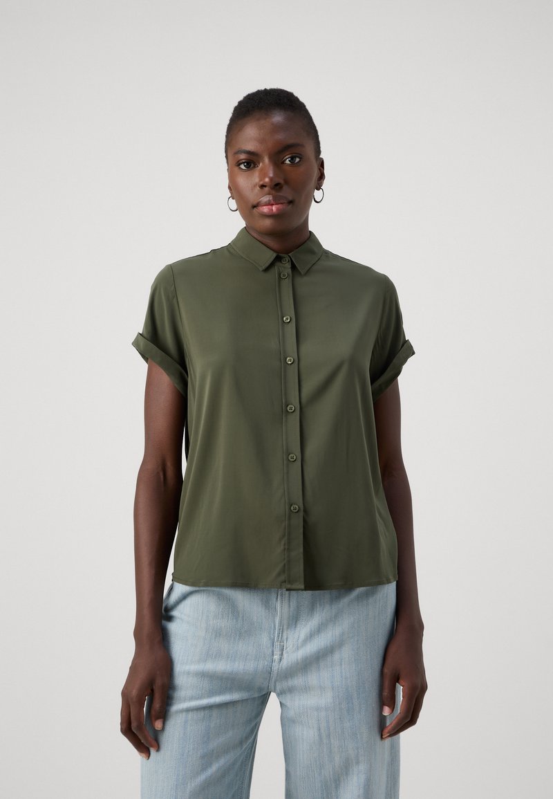 Kortermet olivengrønn skjorte med knapper foran og oppbrettede mansjetter; laget av et glatt stoff med rett passform. Uformell design.