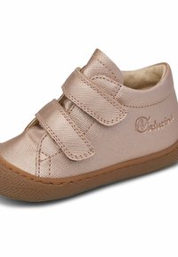 Boty se suchým zipem v metalických růžových tkaninách, kulatý tvar, texturovaný povrch, s gumovou podrážkou a reliéfním logem.