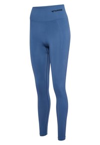Niebieskie legginsy sportowe wykonane z elastycznego materiału, z wysokim stanem i subtelną teksturą, z akcentami logo u góry.