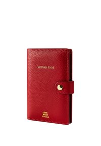 Portafoglio in pelle rossa con trama, chiusura a bottone dorato, con la scritta in rilievo dorato "Victoria Hyde" e "Love What You Do" sulla copertina frontale.