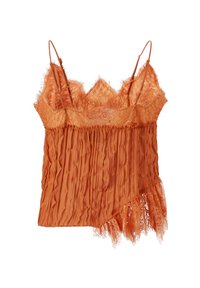 Naborani narančasti top s čipkastim rubom, s podesivim naramenicama i teksturiranim materijalom s nabranim detaljima, stvarajući efekt slojevitosti.