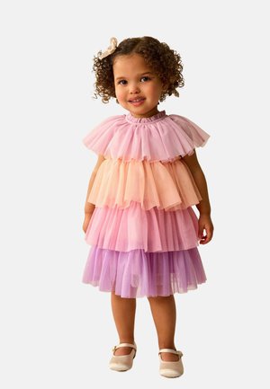 Tule jurk met gelaagde ruches in pastelroze, perzik en paars. De kraag is gerimpeld en de jurk heeft een uitlopende silhouet.