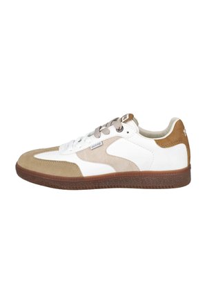 Zapatilla deportiva baja casual con paneles de cuero blancos y beige, suela de goma marrón y cordones beige, mostrada de lado sobre un fondo blanco.