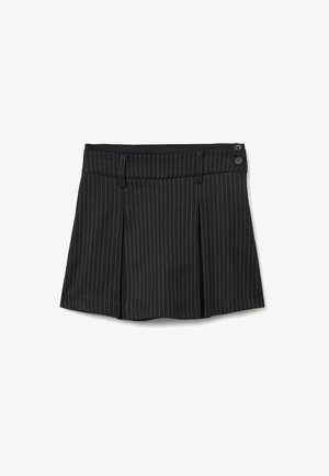 Jupe noire à rayures avec des plis, dotée d'une taille plate, de deux détails de boutons et d'une texture de tissu lisse.