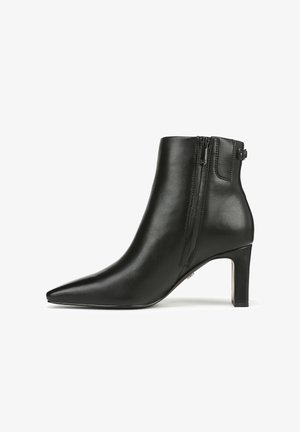 Botte de cheville en cuir noir avec un bout pointu, fermeture éclair sur le côté et un talon de 7,5 cm ; texture lisse avec des accents minimaux et un design épuré.